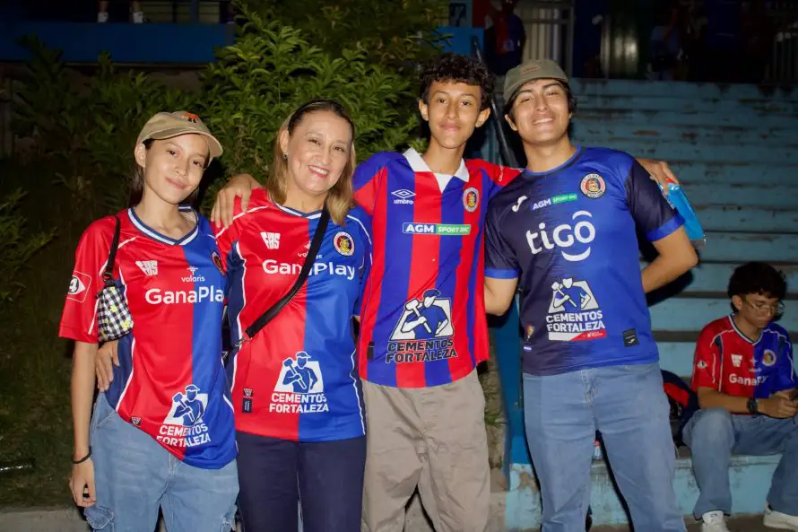 Aficionados de FAS y Municipal pintan de rojo y azul el Cuscatlán por la Copa Centroamericana
