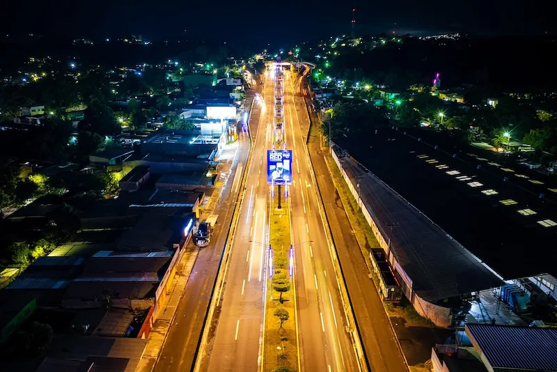 MOP proyecta iluminar más de 100 kilómetros de carreteras en todo el país