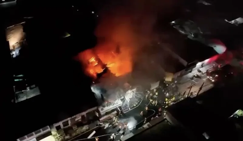 Incendio destruye decenas de puestos en el mercado municipal de Armenia, Sonsonate