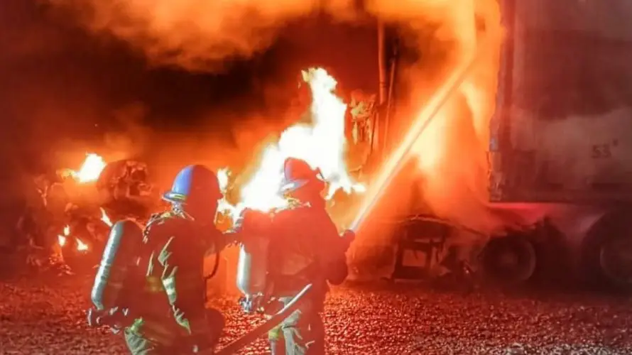 Una rastra se incendia en la frontera El Amatillo, La Unión