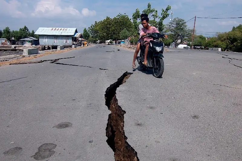 Cerca de medio centenar de muertos y 2,000 evacuados tras un terremoto de 7.7 en Indonesia