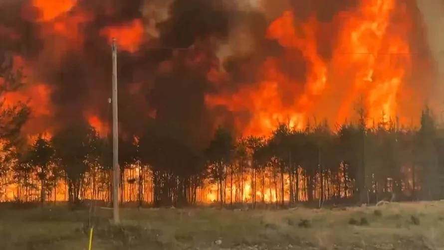 El gran incendio en el oeste de Canadá se sale de control y fuerza la evacuación de más de 20,000 personas