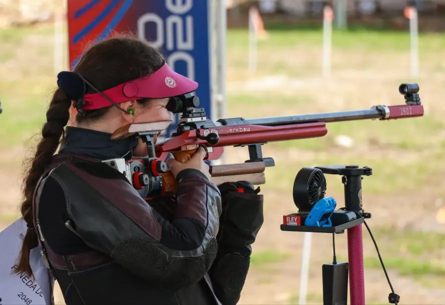 Salvadoreños Israel Gutiérrez y Johana Pineda avanzan a las finales de rifle en Santo Domingo 2026