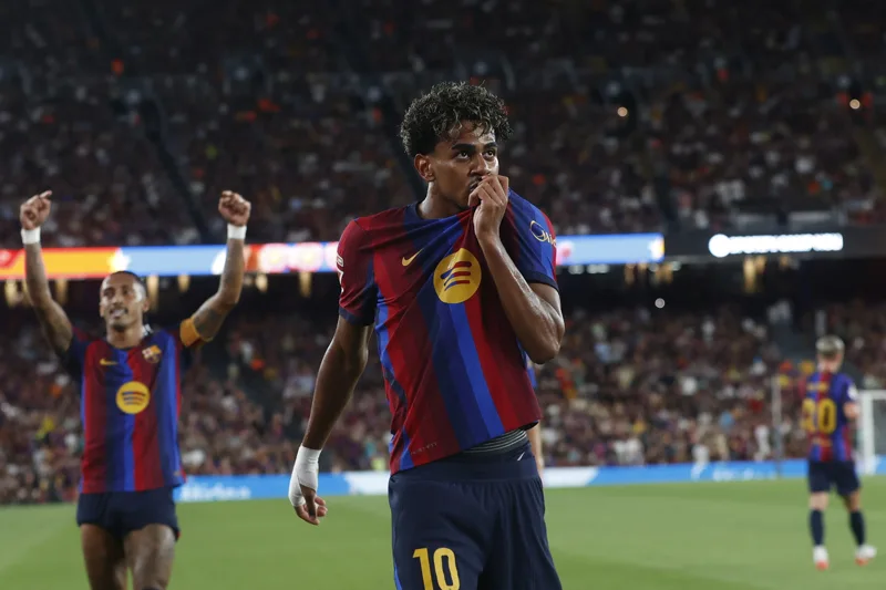 Barcelona golea al Rayo Vallecano con dobletes de Yamal y Raphinha