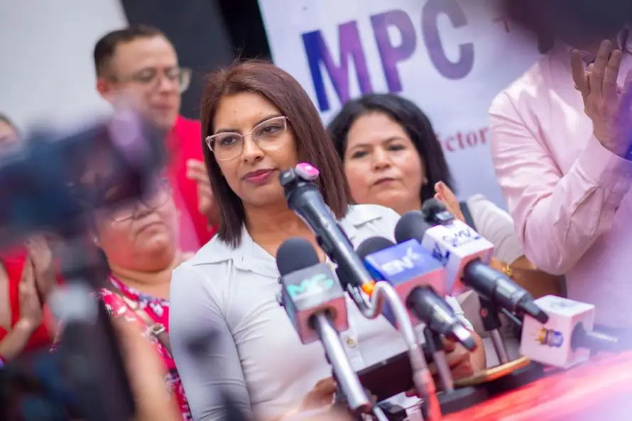 Candidata a la vicepresidencia del FMLN denuncia desalojo de vivienda