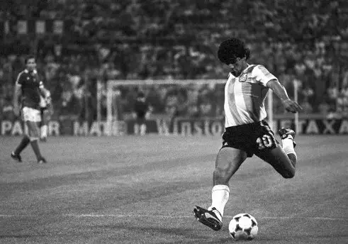 El balón de la "Mano de Dios" de Maradona se subasta por más de 3 millones de dólares