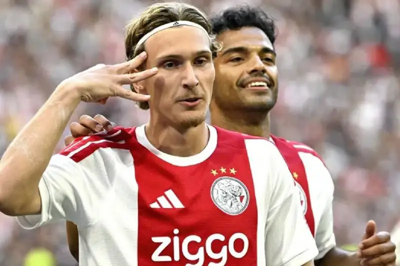 El PSG ficha al belga Mika Godts, procedente del Ajax de Amsterdam, por cinco temporadas