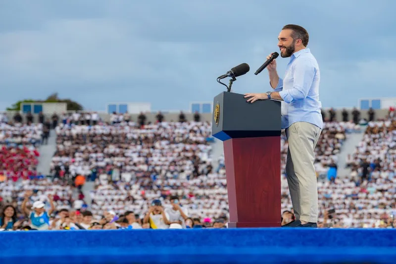 Bukele anuncia 50,000 becas para jóvenes salvadoreños