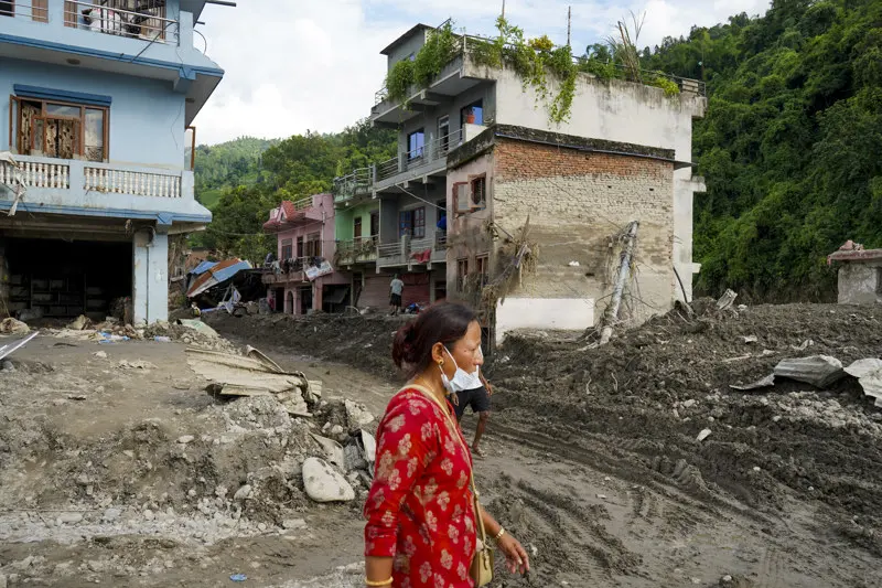 El pueblo de Nepal enterrado hasta los tejados y con sus muertos aún dentro