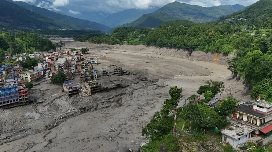 La potente riada entre Nepal y China deja al menos 160 muertos y destruyó casas, puentes y carreteras