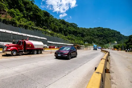 Habilitan paso vehicular en Los Chorros tras 12 horas de remoción de rocas