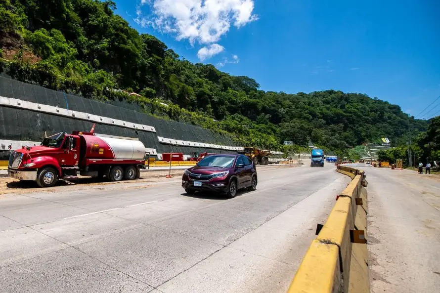 Habilitan paso vehicular en Los Chorros tras 12 horas de remoción de rocas