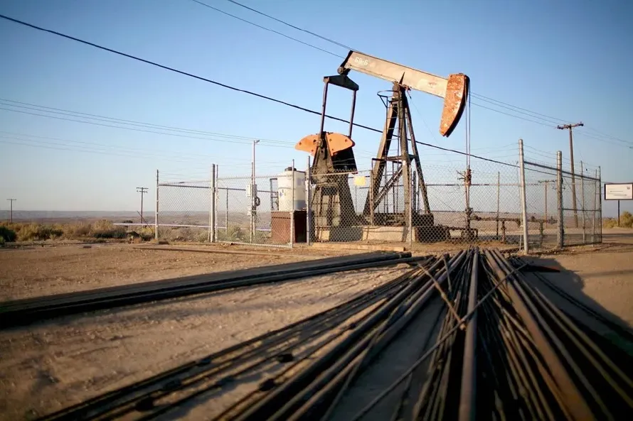 El petróleo de Texas cierra agosto en $85.76 por conflicto entre EEUU e Irán