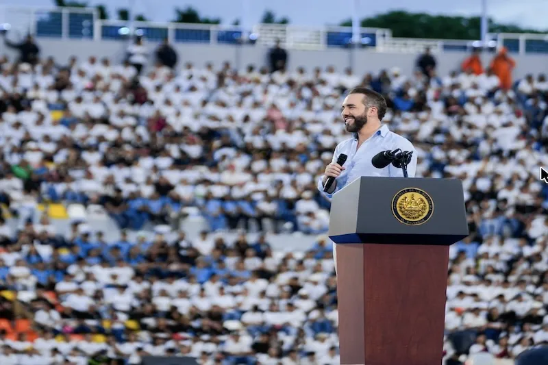 El gobierno destinará más del 8 % del PIB a la educación, anuncia Bukele