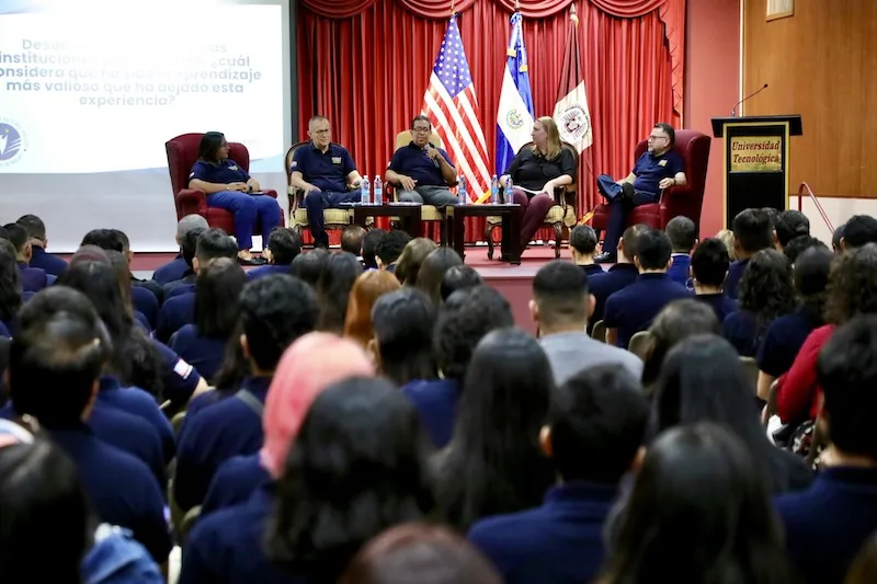 Programa de inglés patrocinado por EEUU beneficia a 4,600 jóvenes salvadoreños