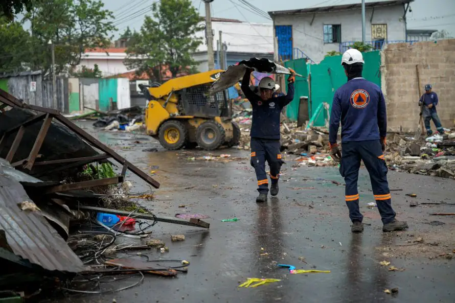 Alcaldía de San Salvador Centro reporta 70 % de avance en desmontaje de puestos aledaños al Mercado Central