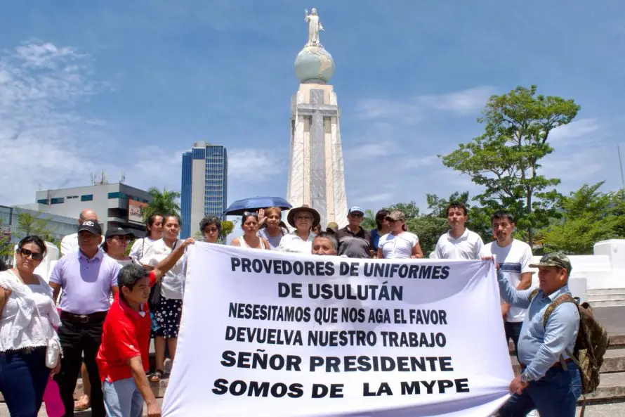 Proveedores de uniformes piden claridad sobre contratos y entrega de telas
