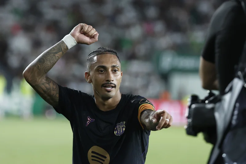 Sevilla lidera La Liga española y Raphinha brilla con Barcelona
