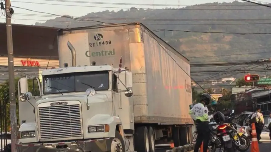 Rastra choca contra un poste y complica el tráfico en la Alameda Juan Pablo II