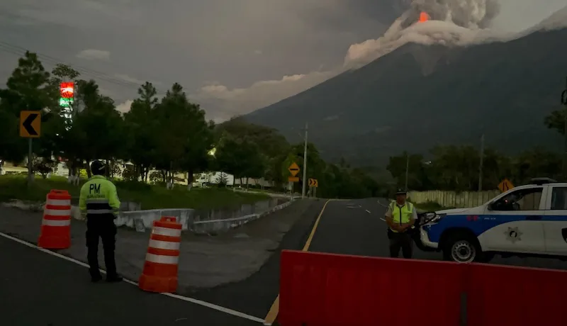 Erupción del volcán de Fuego obliga al cierre de ruta utilizada por salvadoreños para llegar a Antigua Guatemala