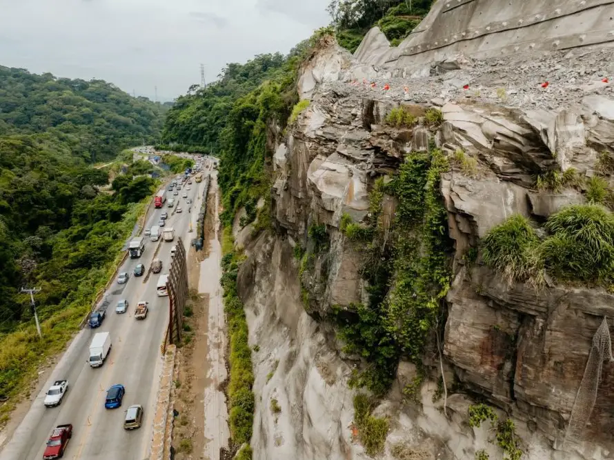 El cierre de Los Chorros durará 48 horas por voladura de talud con dinamita