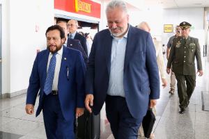 El vicepresidente de El Salvador llega a Cali para la investidura de De la Espriella