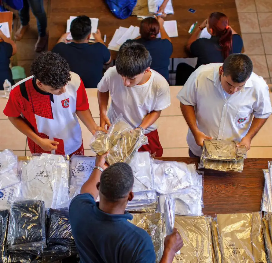 Proveedores de uniformes cumplen un año atados a un contrato indefinido y sin trabajo