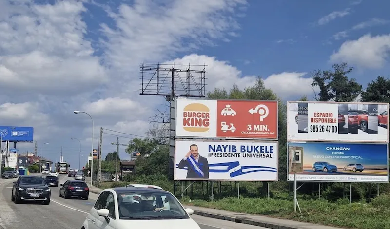 Empresario español instala vallas de Bukele en carreteras del norte de ese país