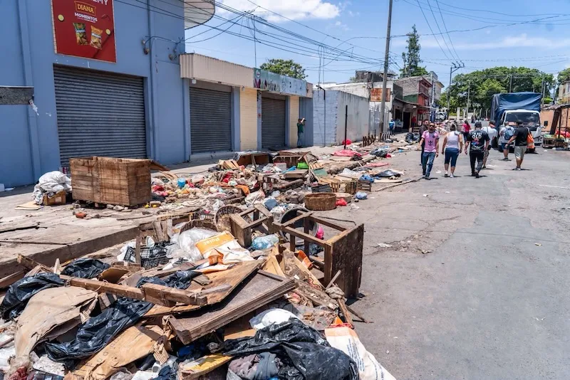 Son más de 1,500 comerciantes los que están retirando de las calles aledañas al Mercado Central