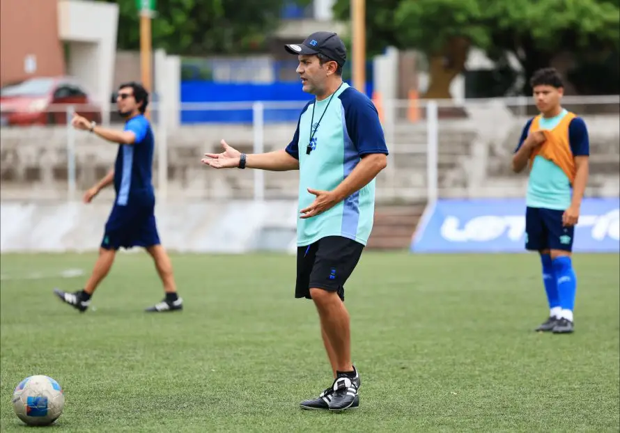 Fesfut anuncia la salida del nicaragüense Víctor Pastora como técnico de la Selecta Sub-17