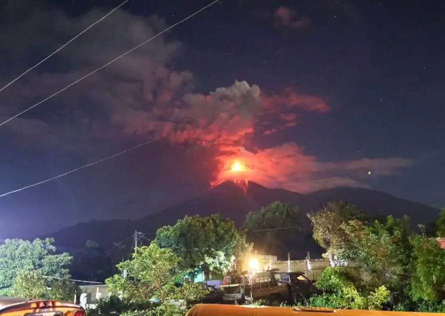 Evacúan en Guatemala a dos aldeas ante aumento de erupciones de volcán de Fuego