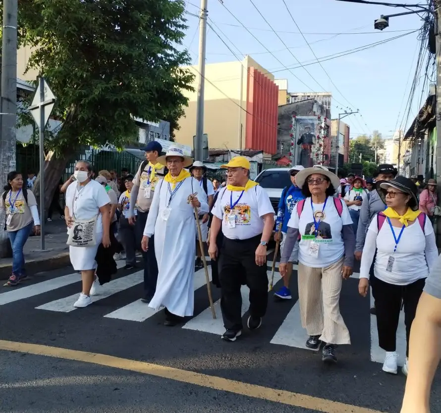 La novena caminata emprende su recorrido a la cuna de monseñor Romero