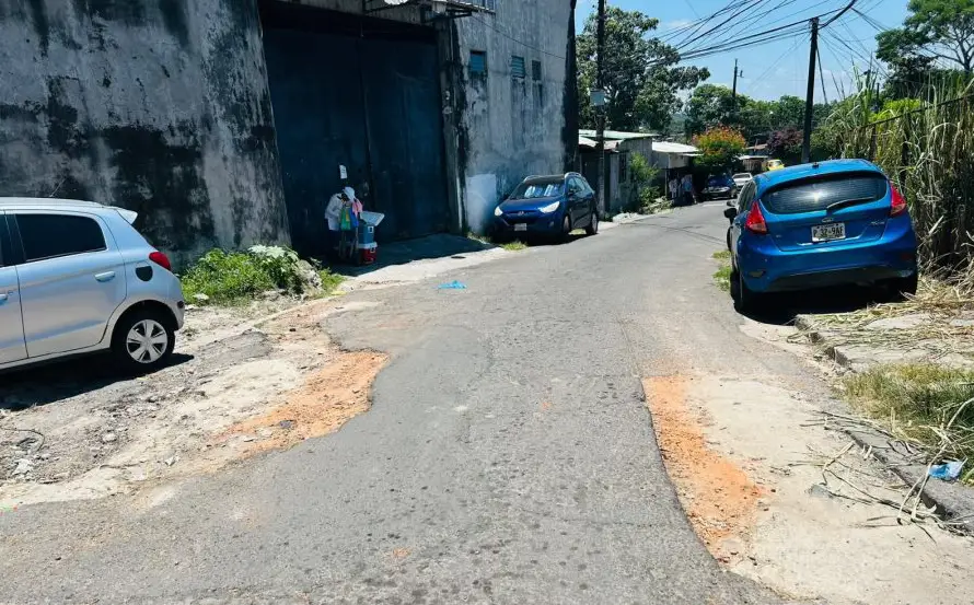 Vecinos de Cuscatancingo piden apoyo por estado crítico de vía principal
