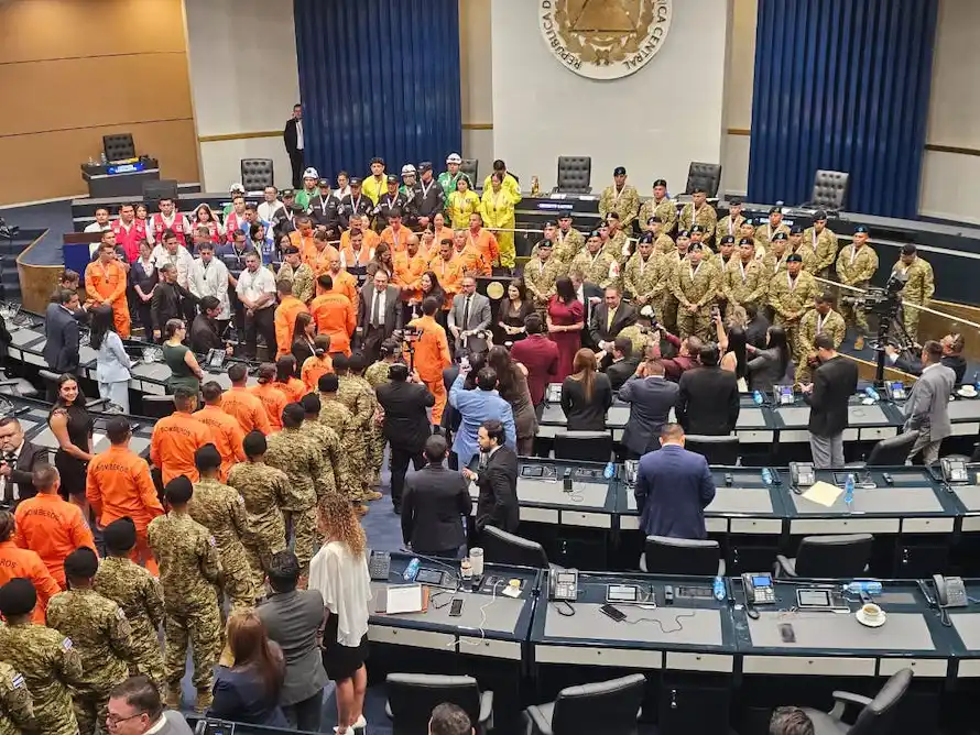 Asamblea entrega medallas y diplomas a salvadoreños que participaron en labores de rescate en Venezuela