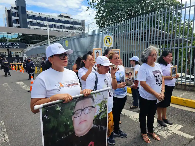 Familiares de desaparecidos presentan ante la Asamblea Legislativa nuevo proyecto de ley de personas desaparecidas