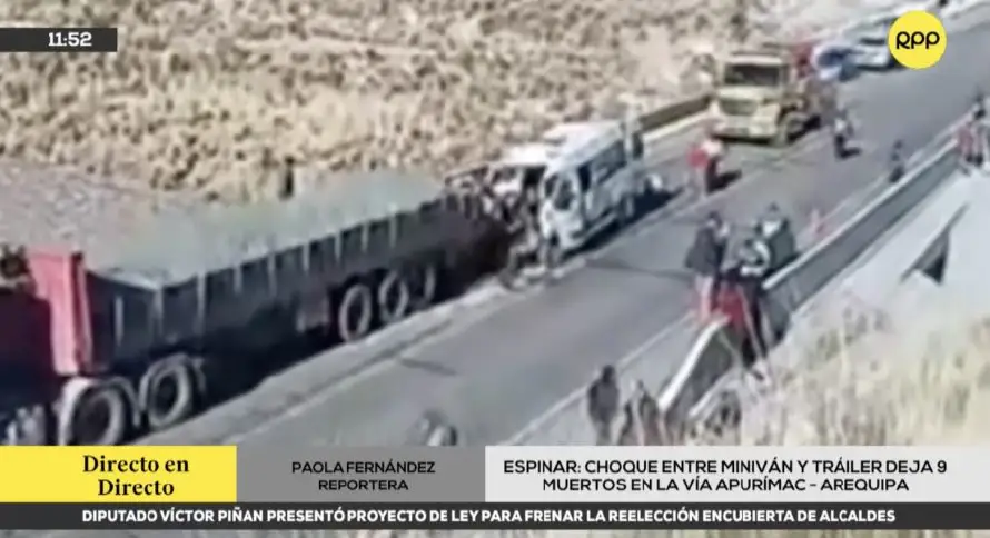 Al menos 9 personas mueren en el choque de un microbús contra tráiler en Perú