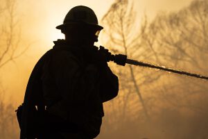 Empiezan a contener el incendio que ha forzado miles de evacuaciones en el oeste de EE.UU.