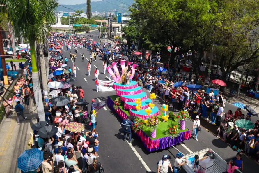 El desfile del Comercio 2026 recorrió las calles de San Salvador