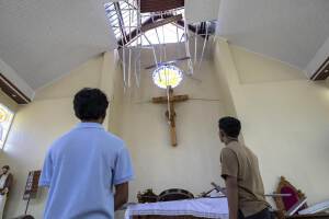 Terremoto en Indonesia deja 68 muertos y 13,000 desplazados