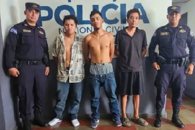 PNC captura a tres hombres tras protagonizar riña en Ciudad Arce