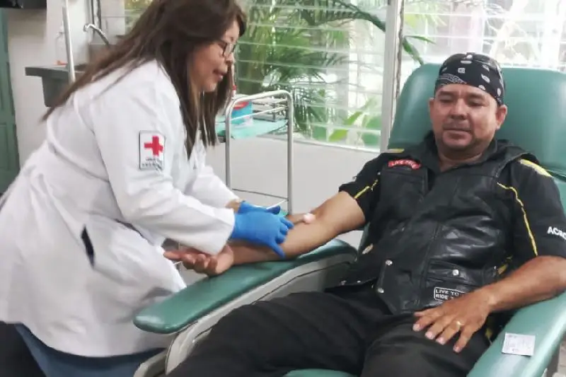 Motociclistas participan en jornada de donación de sangre de Cruz Roja