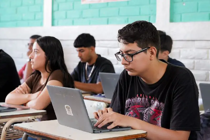 Más de 25,000 jóvenes realizan pruebas para optar a becas de educación superior