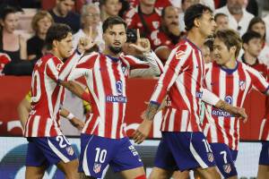 El Atlético aparca el enredo Julián Álvarez y se da una alegría en el Sánchez-Pizjuán