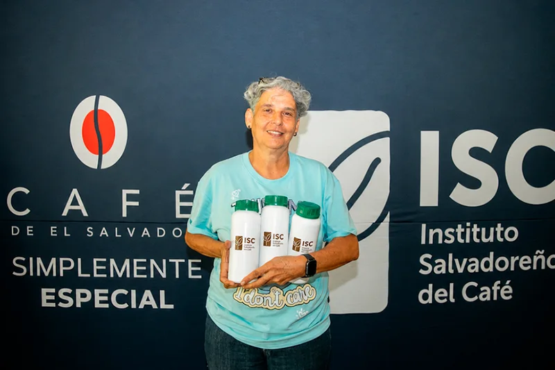 Más de 170 caficultores de Sonsonate reciben insumos para proteger cultivos ante El Niño