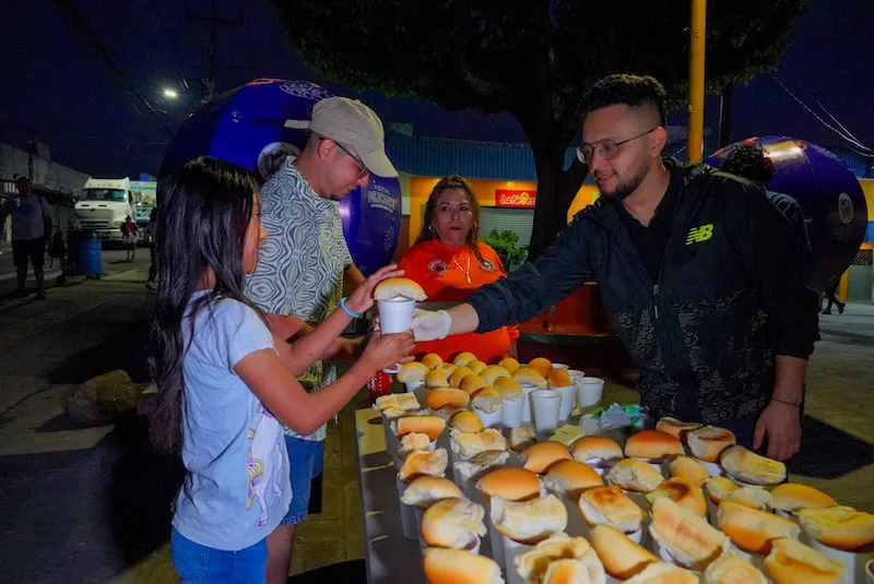 Director distrital de Mejicanos inaugura fiestas patronales con reparto de atol shuco