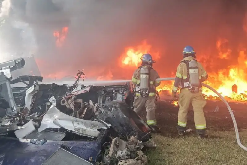 Bomberos sofocan incendio en una chatarrera de Usulután