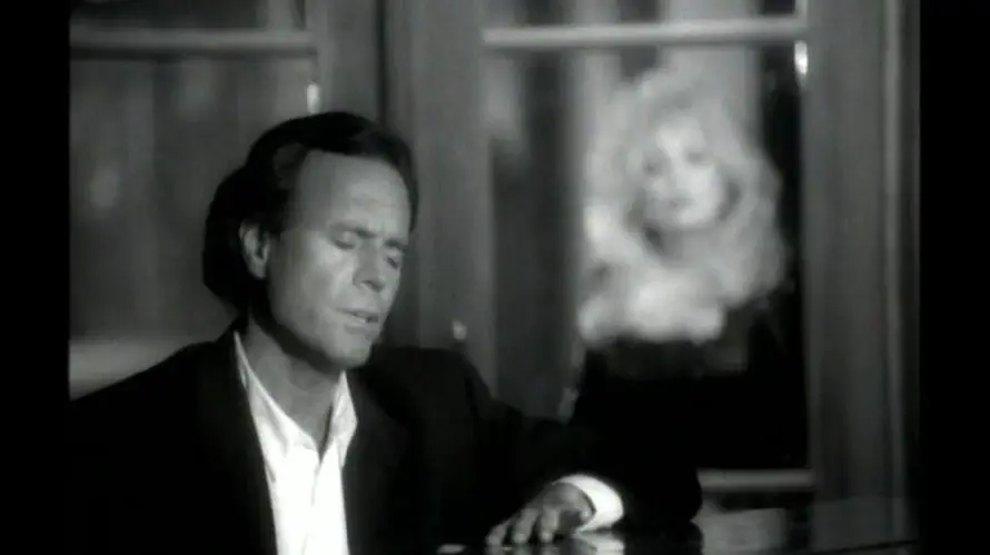 Julio Iglesias lamenta la muerte de Dolly Parton y recuerda la "suerte" de cantar juntos
