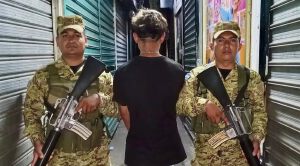 Arrestan a joven de 16 años con imágenes de pandillas en su celular