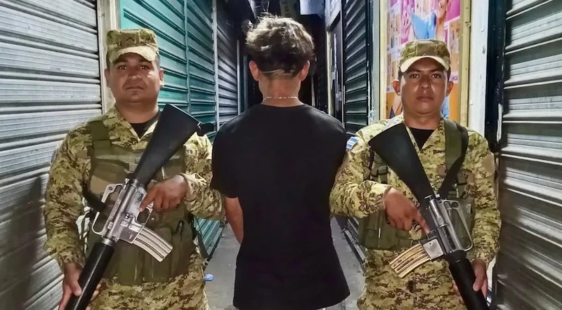 Arrestan a joven de 16 años con imágenes de pandillas en su celular