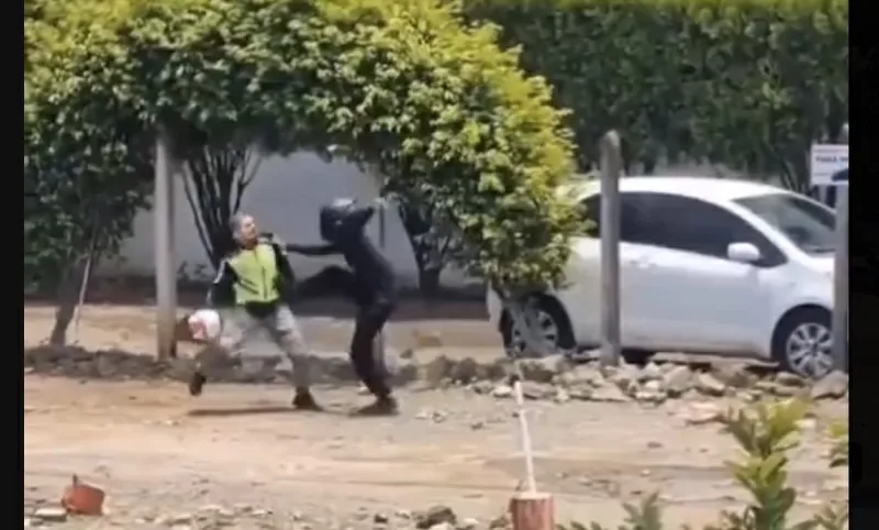 Capturan a dos repartidores de plataforma tras protagonizar pelea en centro comercial según video